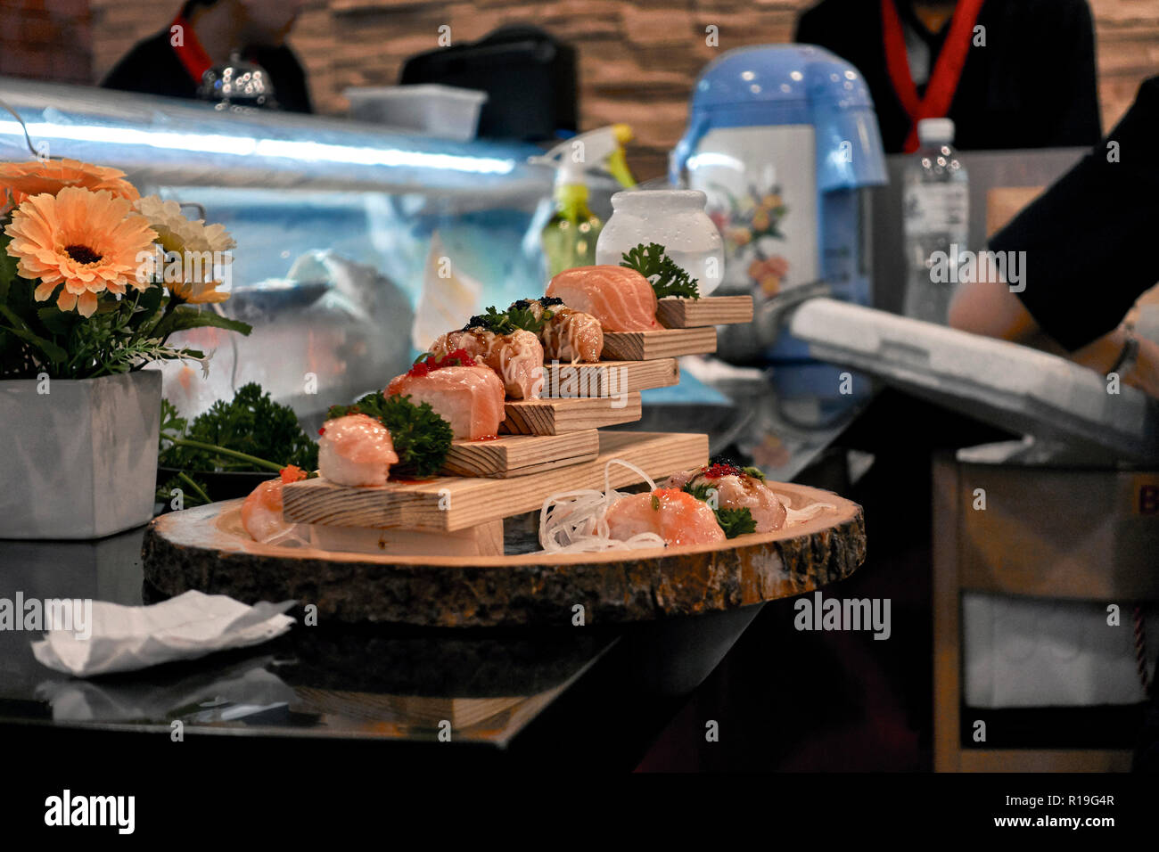 Sushi-Platte in der Nähe Stockfoto