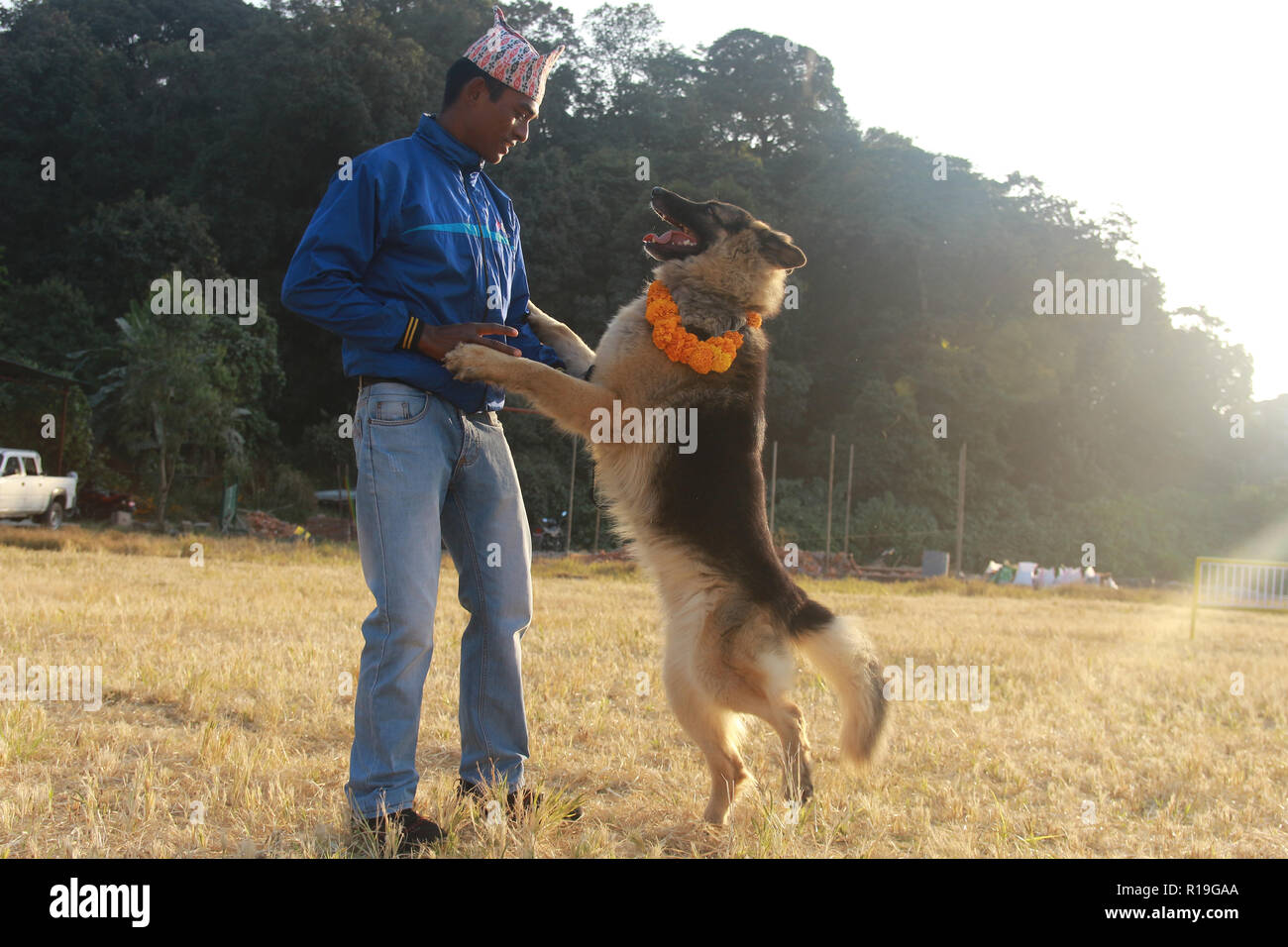 Ein Polizist feiern das Festival Teil des Rituals auf Kukur Tihar, der zweite Tag der zweitgrößte Festival in der Polizeiabteilung, Kathmandu. Stockfoto