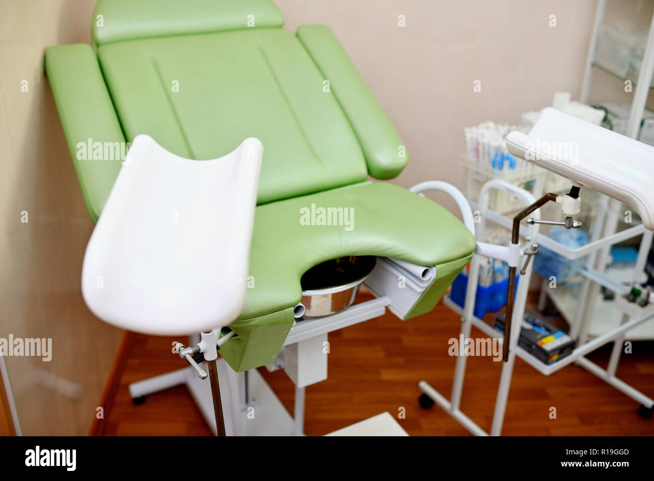 Gynäkologische Stuhl im Büro des Gynäkologen. Ärztliche Untersuchung  Stockfotografie - Alamy
