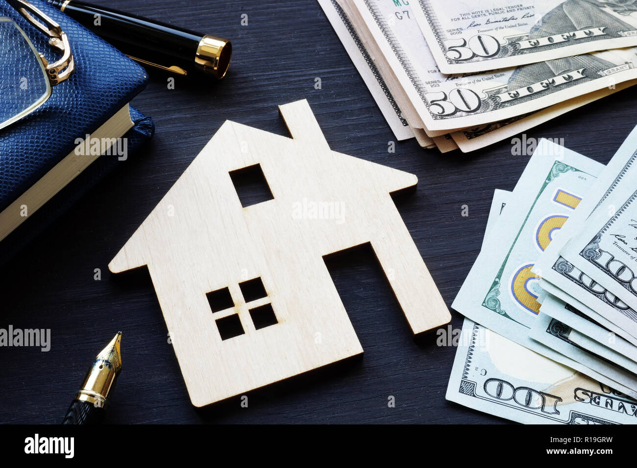 Modell von Haus und Geld. Real Estate Investment. Stockfoto