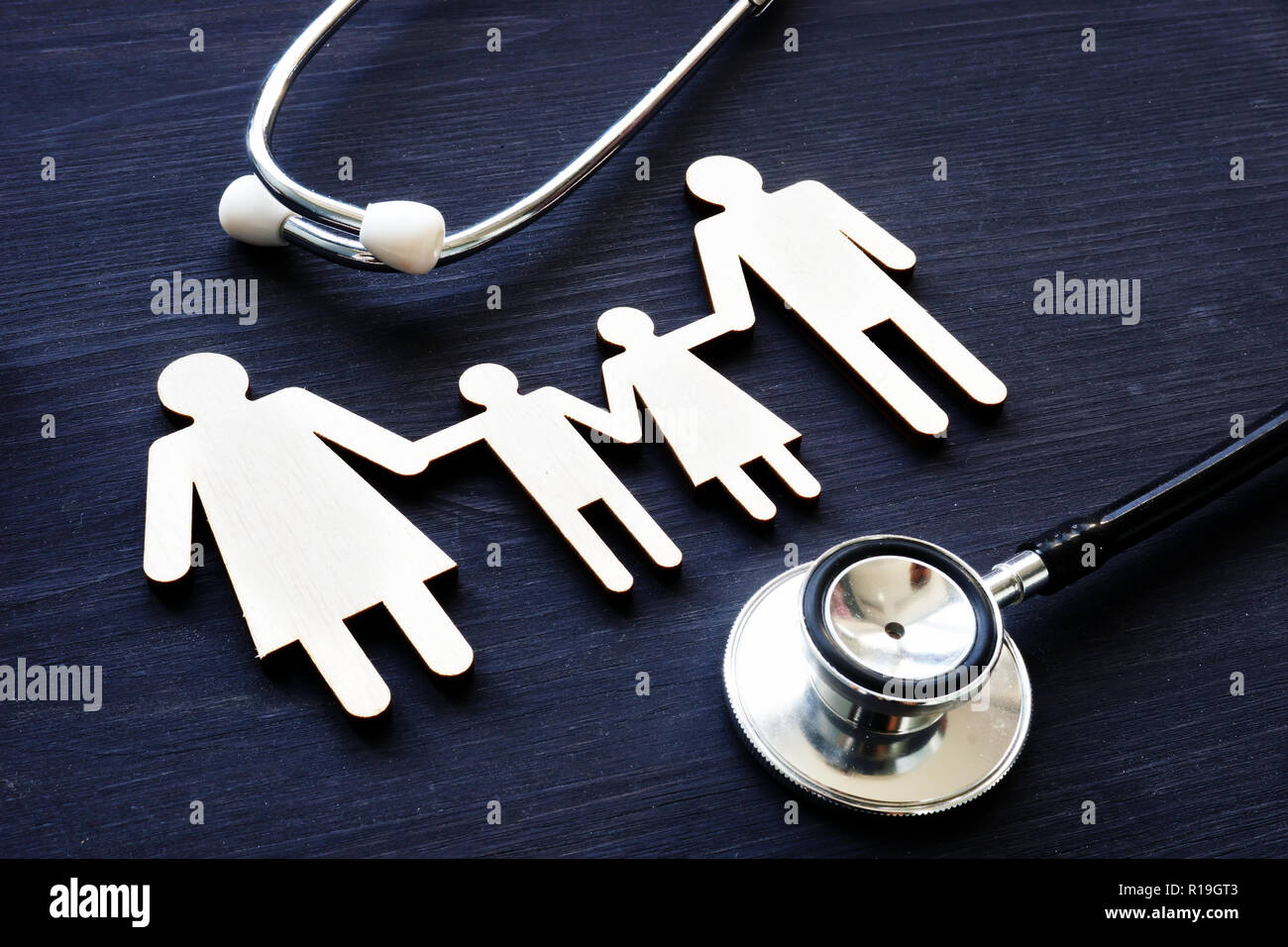 Familie Medizin. Zahlen von Familie und Stethoskop. Stockfoto