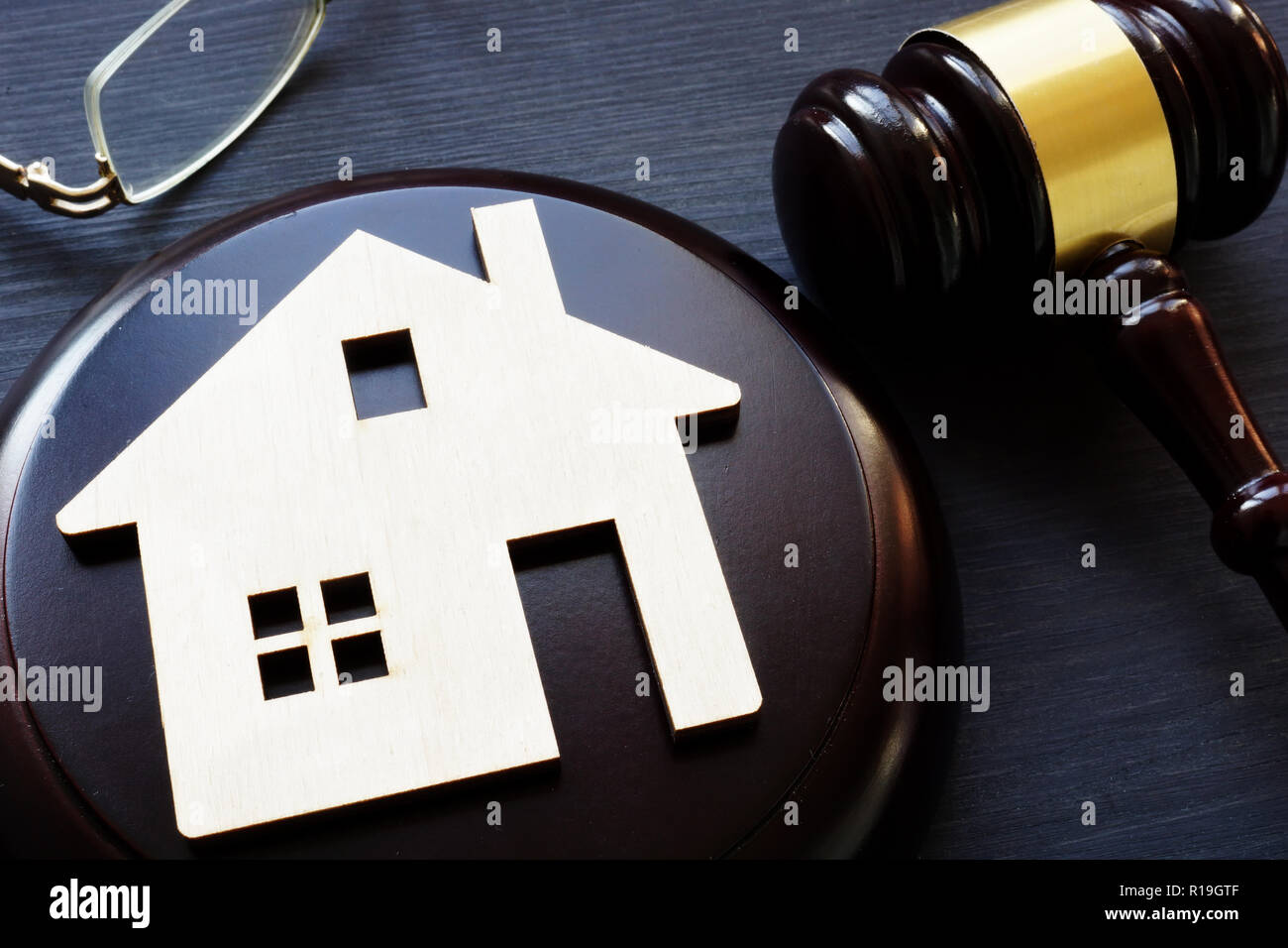 Modell von Haus und Hammer. Property Law. Stockfoto