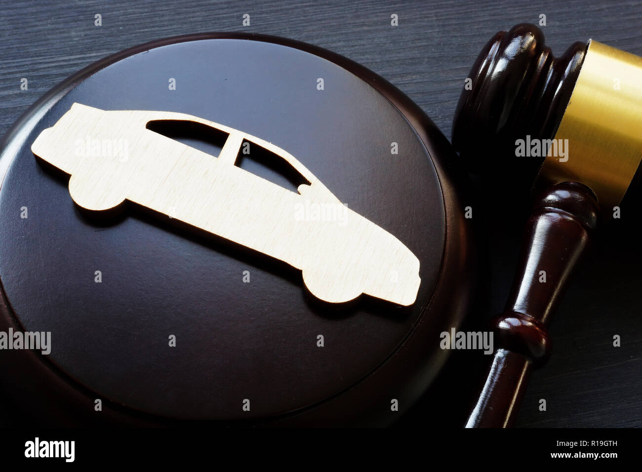 Modell von Auto und Hammer. Unfall Klage oder Versicherung, Gerichtsverfahren. Stockfoto