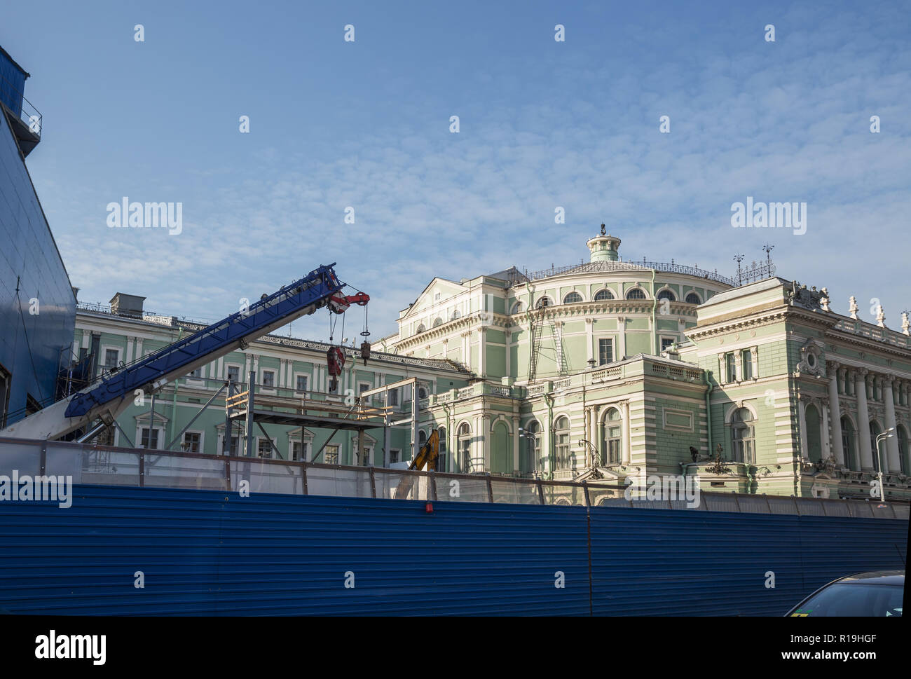 ST. PETERSBURG, Russland - 16. Oktober 2018: Der Bau der neuen U-Bahn station Teatralnaja in der Nähe des Mariinski-theaters. Verkehr Beschränkung wenn man Stockfoto