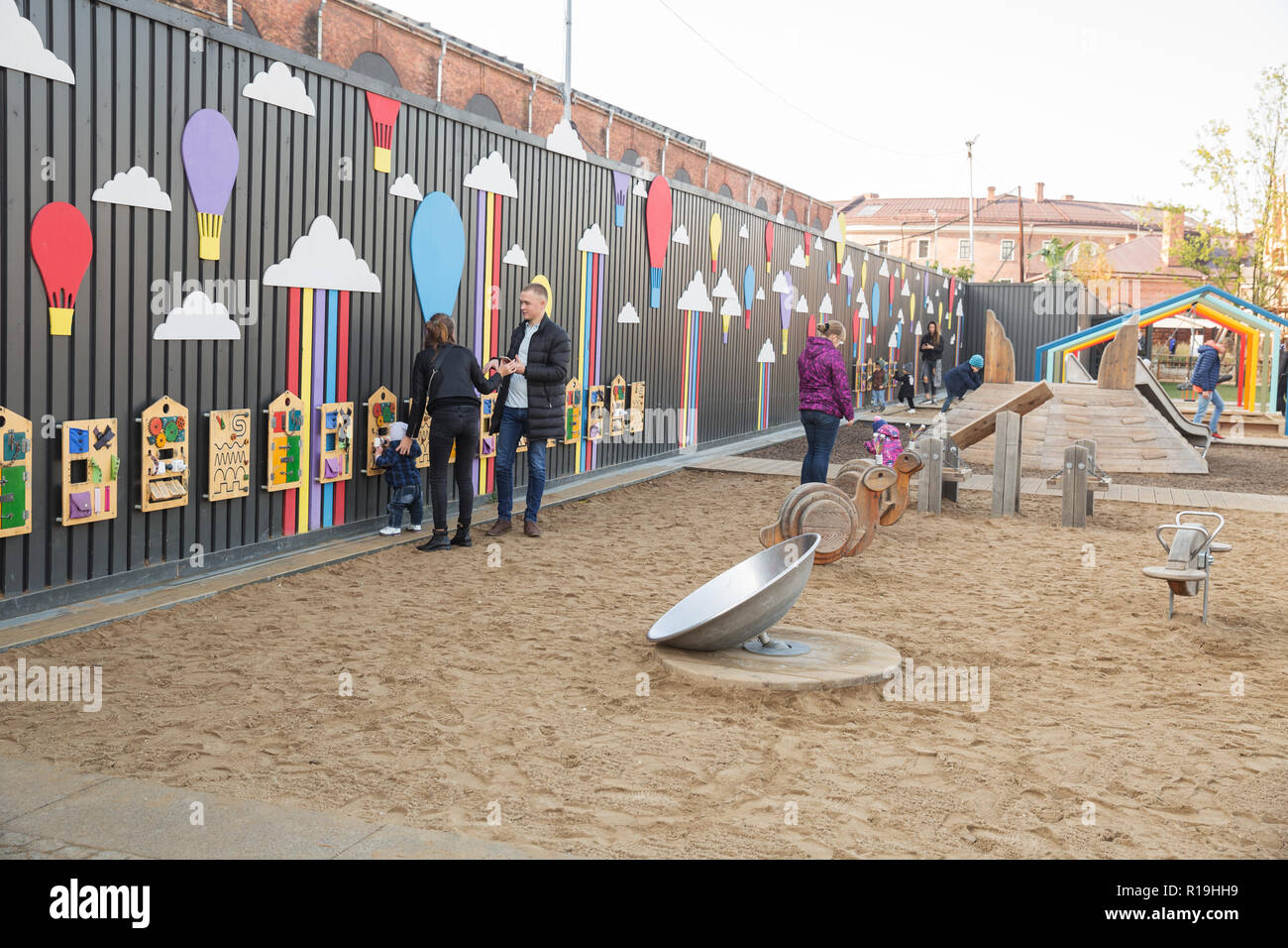 ST. PETERSBURG, Russland - Oktober 16, 2018: New Holland, Spielplatz für Kinder, Lernspiele, Sand, Sandkasten, Rutsche, Schaukel Stockfoto