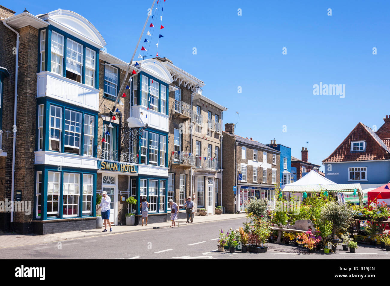 Southwold Suffolk Marktstände außerhalb der Swan Hotel High Street Southwold im 1600's iconic Hotel in Southwold Suffolk England UK Europa gebaut Stockfoto