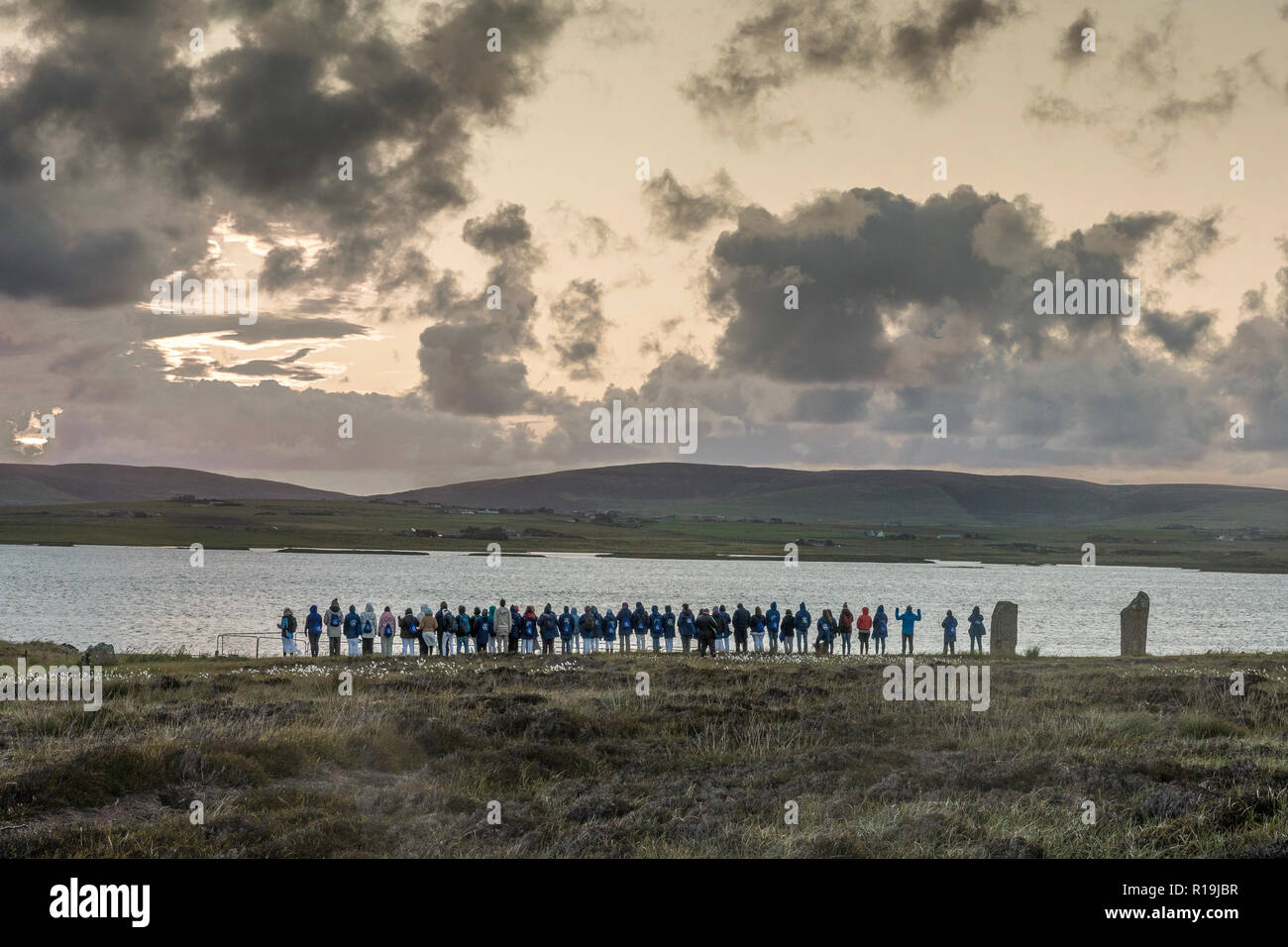 Pagan Versammlung an Sommersonnenwende, Ring von Brodgar, Orkney. Stockfoto