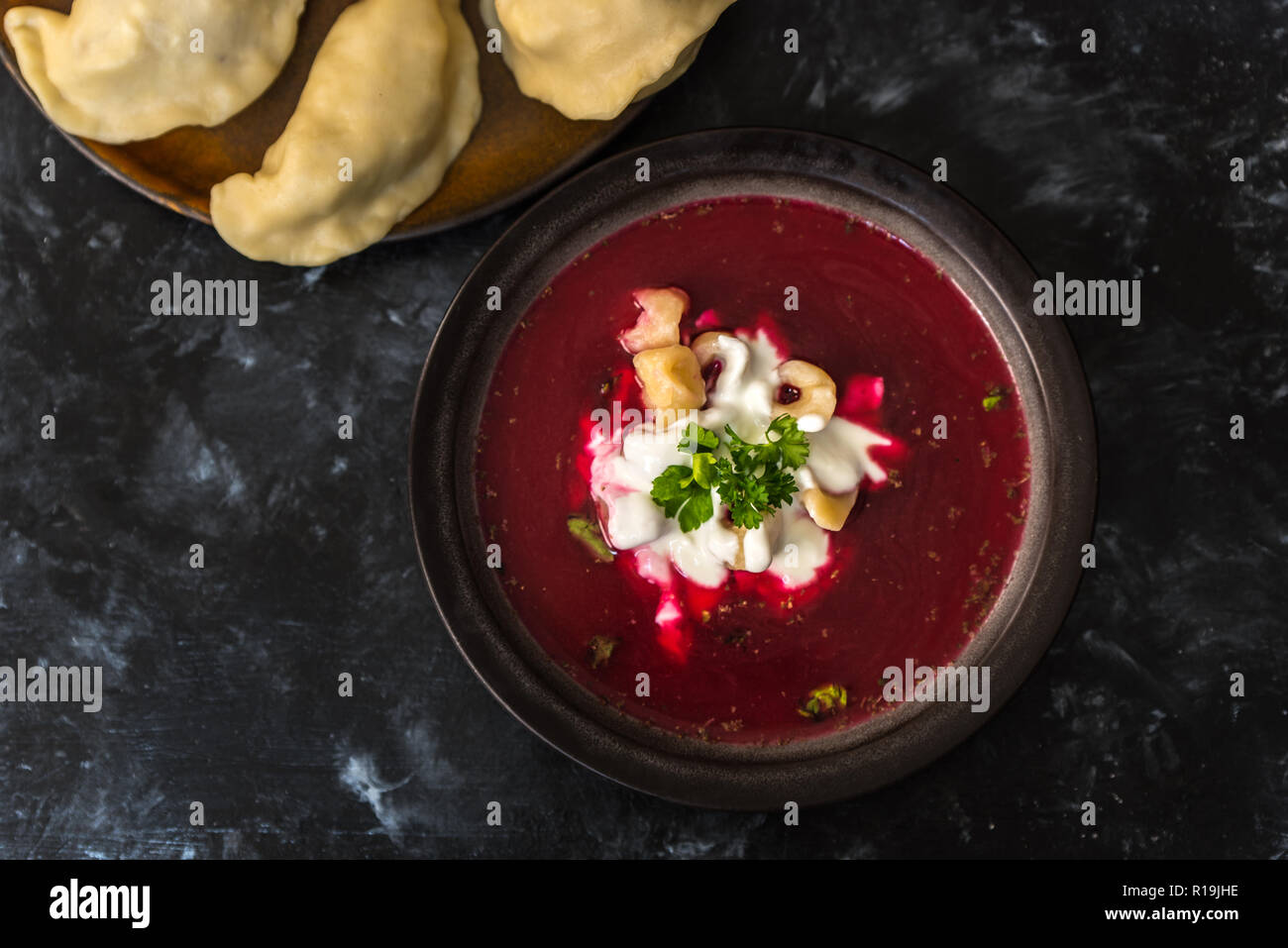 Rot Rote Beete Suppe - Borscht, mit Sauerrahm und Knödel Stockfoto