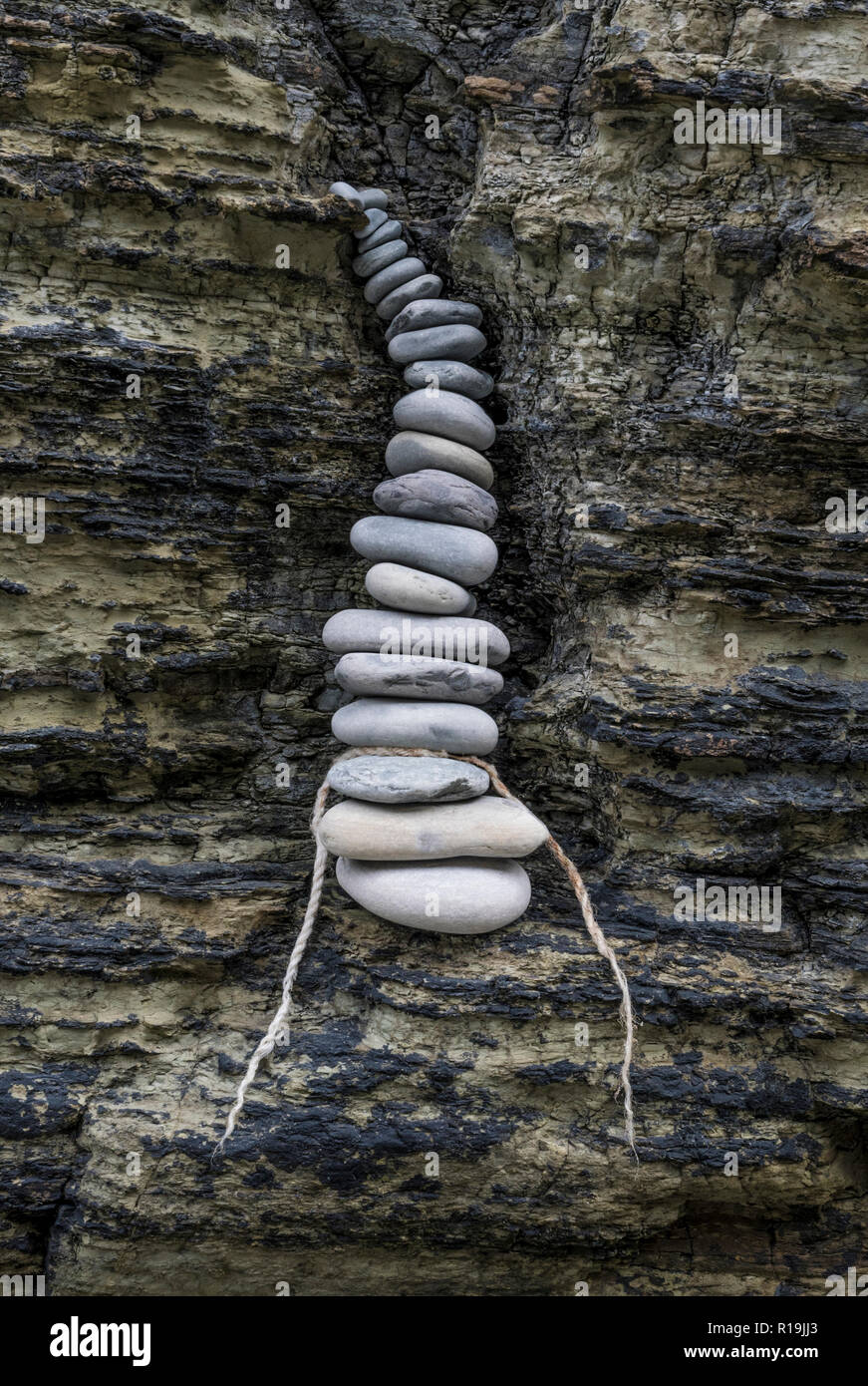Zen inspirierte Stein Stapeln in Felsspalte, Birsay, Orkney Stockfoto