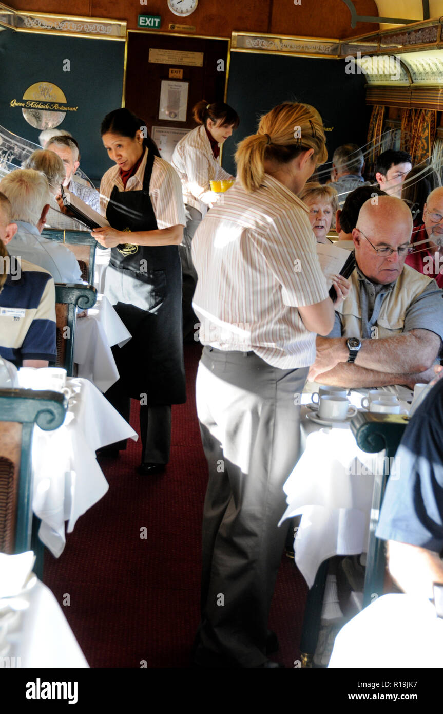 Das Frühstück wird an Bord des erstklassigen Restaurants des Ghan-Zuges in Australien serviert Stockfoto