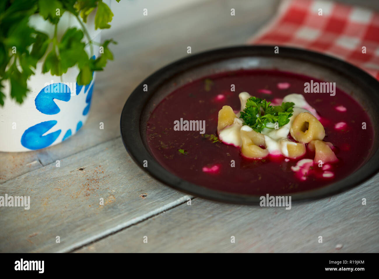 Rot Rote Beete Suppe - Borscht, mit Sauerrahm und Knödel Stockfoto