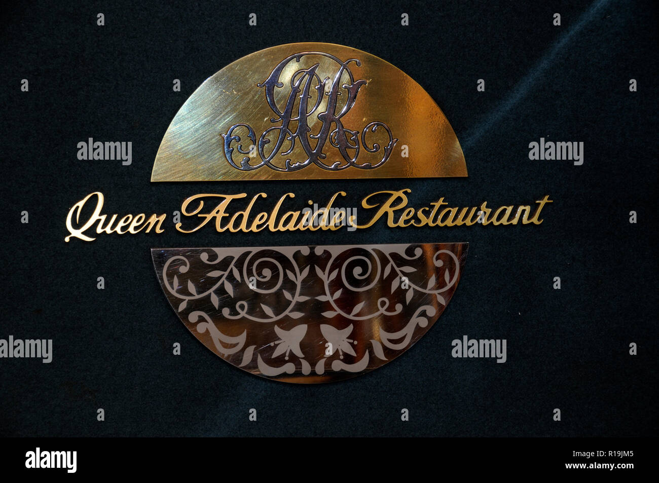 Der Name des Restaurantwagens im Ghan-Zug, des Queen Adelaide Restaurantwagens. Australien. Stockfoto