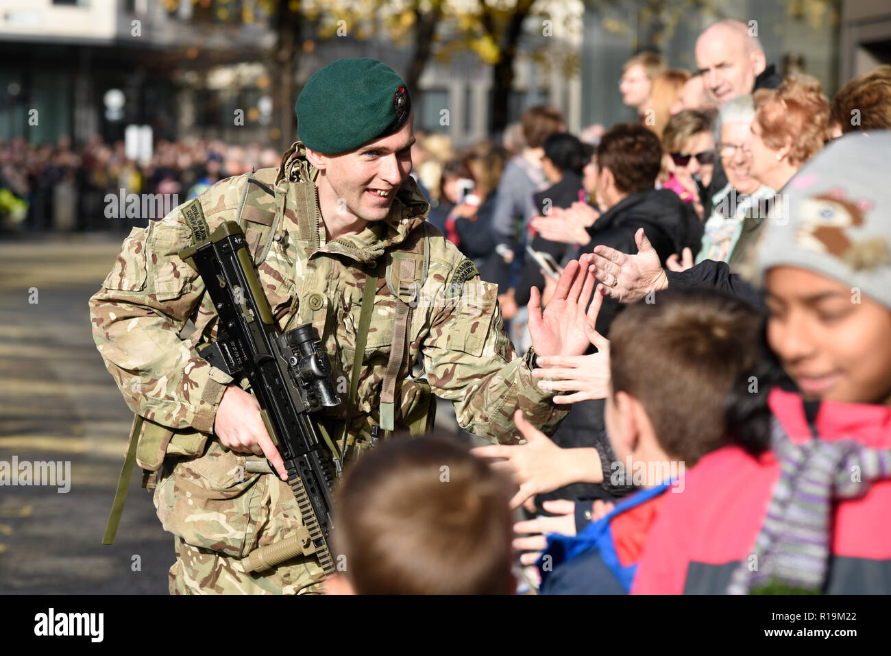 Royal Marines Reserve (London) Soldaten Interaktion mit Kindern in der Menge, in der der Herr Bürgermeister Show Parade 2018. London, Großbritannien Stockfoto