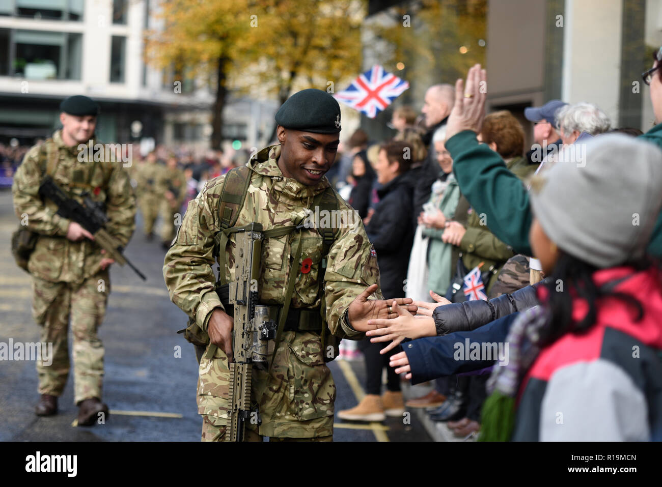 Farbige britische Armee Soldat des 7 Bataillon die Gewehre F und G der Oberbürgermeister Show Parade 2018. Die Interaktion mit dem Publikum Stockfoto