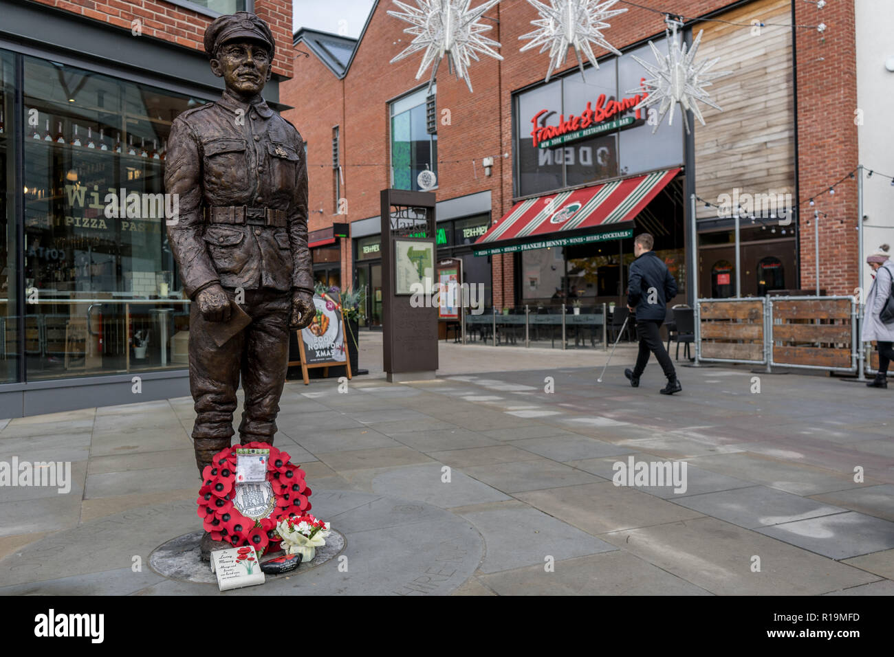 Hereford, Großbritannien. 10 Nov, 2018. HEREFORD, Großbritannien - 10 November: Eine lebensgroße Bronzestatue von Herefordshires nur Victoria Cross Empfänger Hauptgefreiter Allan Leonard, der am 21. September 1918 getötet wurde, ist am 10. November 2018 in Leominster, Großbritannien gesehen. Der Waffenstillstand endet der Erste Weltkrieg zwischen den Alliierten und Deutschland in Compiegne, Frankreich auf der elften Stunde des elften Tag der elenenth Monat unterzeichnet wurde - 11 auf den 11. November 1918 Kredit bin: Jim Holz/Alamy leben Nachrichten Stockfoto