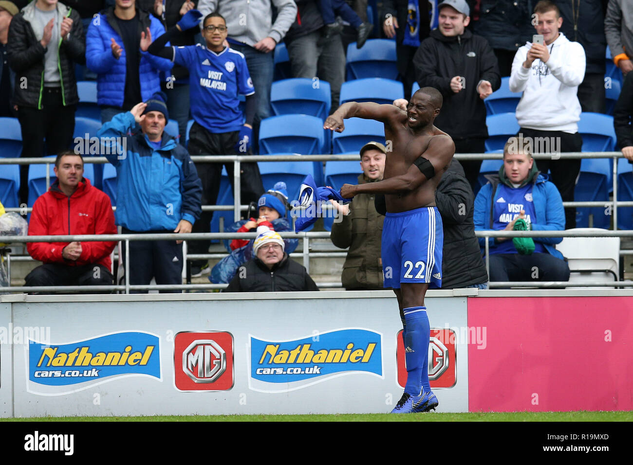 Cardiff, Großbritannien. 10 Nov, 2018. Sol Bamba von Cardiff City zieht sein Hemd aus, als er nach seiner Mannschaften 2. Ziel zählenden feiert. Premier League match, Cardiff City v Brighton & Hove Albion in Cardiff City Stadion am Samstag, den 10. November 2018. Dieses Bild dürfen nur für redaktionelle Zwecke verwendet werden. Nur die redaktionelle Nutzung, eine Lizenz für die gewerbliche Nutzung erforderlich. Keine Verwendung in Wetten, Spiele oder einer einzelnen Verein/Liga/player Publikationen. pic von Andrew Obstgarten/Andrew Orchard sport Fotografie/Alamy Live news Credit: Andrew Orchard sport Fotografie/Alamy leben Nachrichten Stockfoto