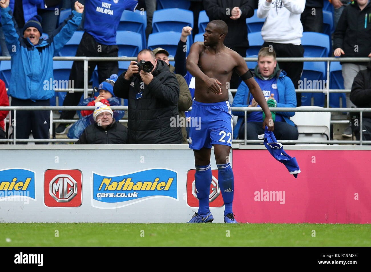 Cardiff, Großbritannien. 10 Nov, 2018. Sol Bamba von Cardiff City zieht sein Hemd aus, als er nach seiner Mannschaften 2. Ziel zählenden feiert. Premier League match, Cardiff City v Brighton & Hove Albion in Cardiff City Stadion am Samstag, den 10. November 2018. Dieses Bild dürfen nur für redaktionelle Zwecke verwendet werden. Nur die redaktionelle Nutzung, eine Lizenz für die gewerbliche Nutzung erforderlich. Keine Verwendung in Wetten, Spiele oder einer einzelnen Verein/Liga/player Publikationen. pic von Andrew Obstgarten/Andrew Orchard sport Fotografie/Alamy Live news Credit: Andrew Orchard sport Fotografie/Alamy leben Nachrichten Stockfoto