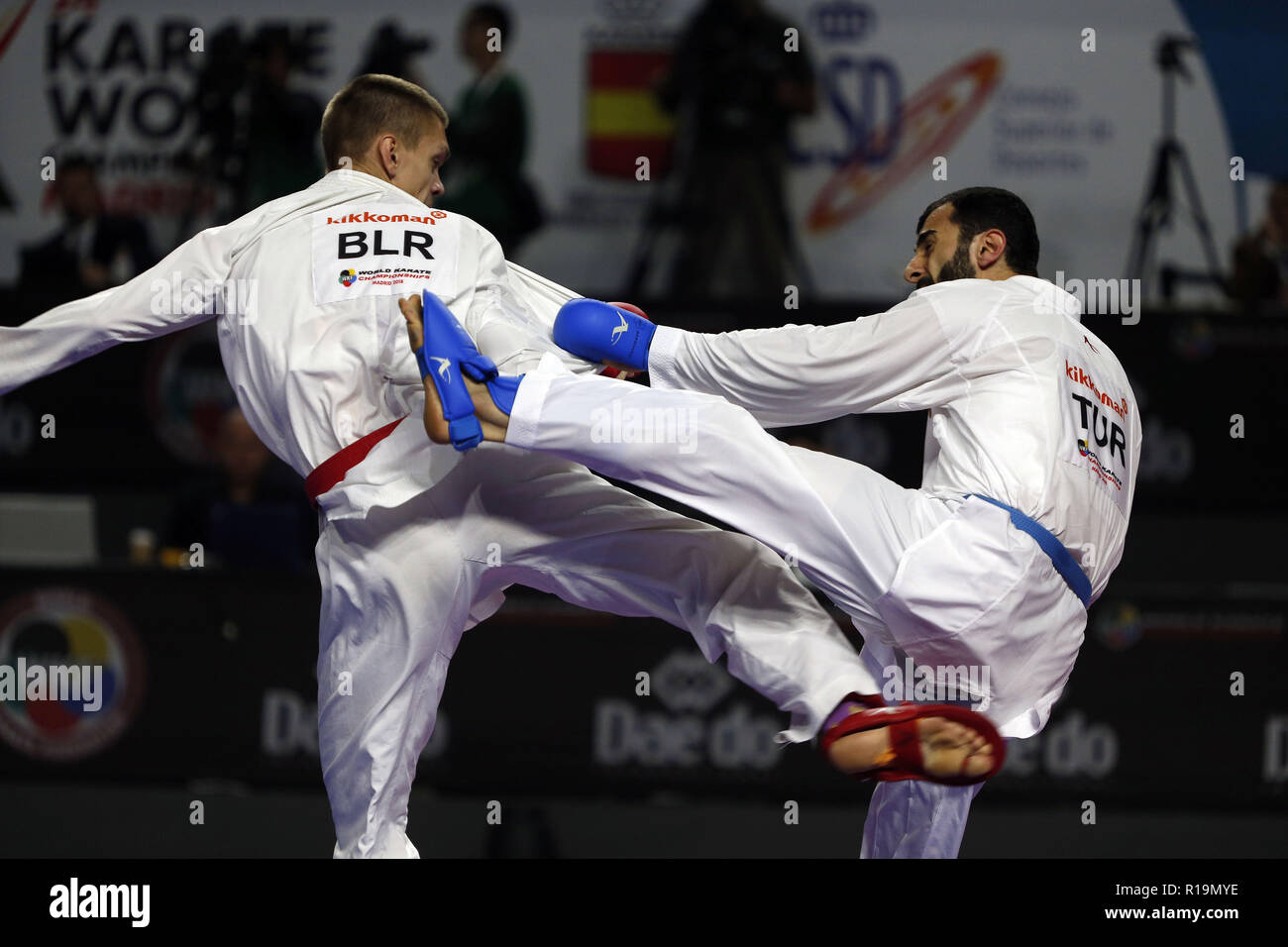 Madrid, Madrid, Spanien. 10 Nov, 2018. Anton Isakau gesehen im Kampf mit der türkischen Ugur Aktas für die Bronze Medaille im Kumite männlich -84 kg Wettbewerb des 24. Karate Weltmeisterschaften am WiZink Zentrum in Madrid zu konkurrieren. Credit: Manu Reino/SOPA Images/ZUMA Draht/Alamy leben Nachrichten Stockfoto