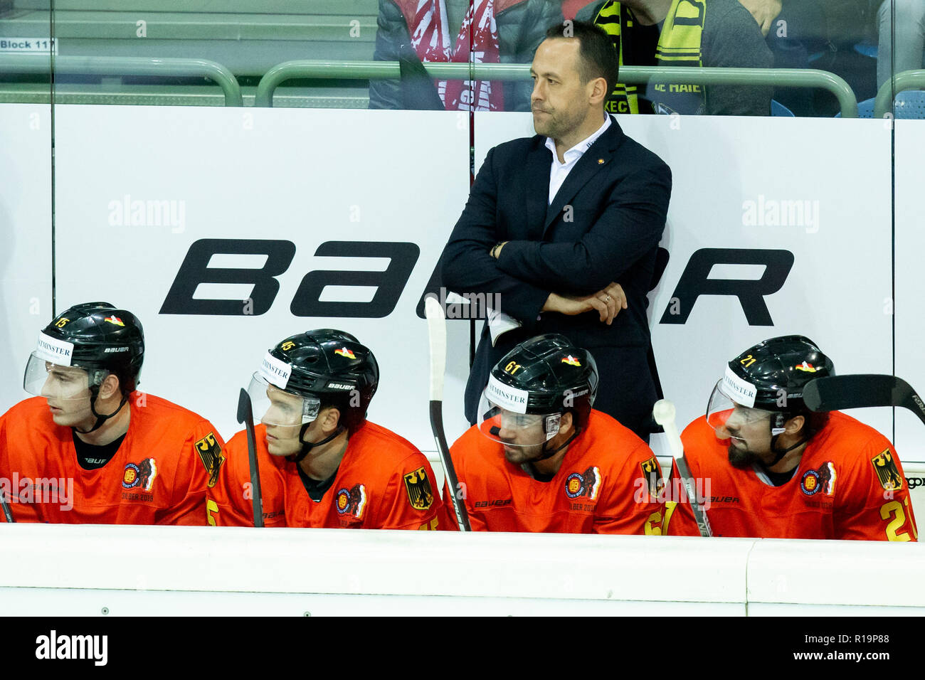 Krefeld, Deutschland. 10 Nov, 2018. Eishockey: Deutschland Cup, Deutschland - Schweiz, 2. Spieltag. Der Trainer der deutschen Mannschaft, Marco Sturm, ist an der Bank der Trainer während des Spiels. Credit: Marcel Kusch/dpa/Alamy leben Nachrichten Stockfoto