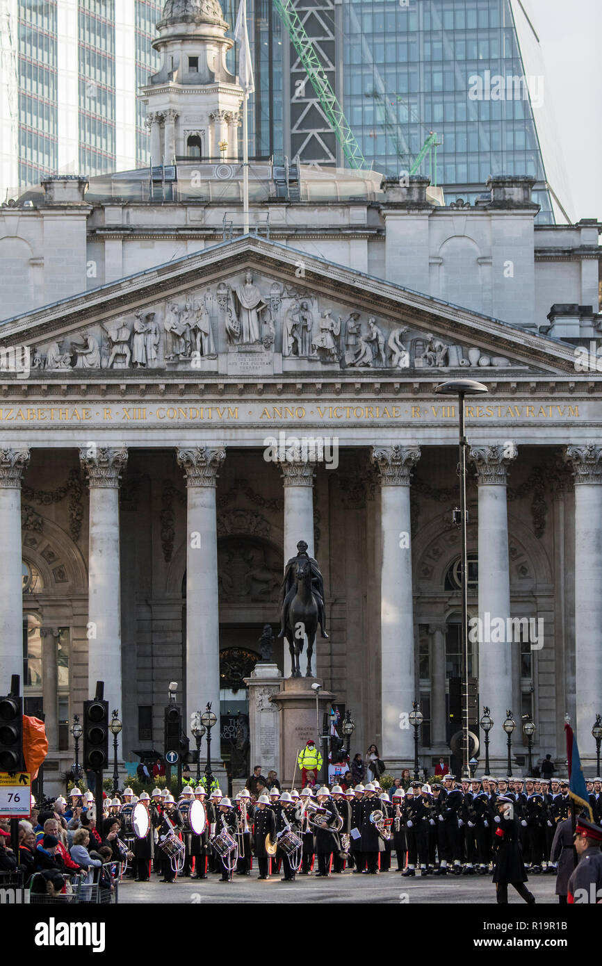 London, Großbritannien. 10 Nov, 2018. Bildung außerhalb der Bank - Der neue Oberbürgermeister (Peter Estlin, 691 St) war gestern vereidigt. Zu feiern, ist heute die jährliche Oberbürgermeister zeigen. Es schließt militärische Bands, vintage Busse, Dhol Schlagzeuger, ein Mähdrescher und einem riesigen nicken Hund in die drei Kilometer lange Prozession. Es vereint über 7.000 Menschen, 200 Pferde und 140 Motor und dampfbetriebene Fahrzeuge in einem Fall, der stammt aus dem 13. Jahrhundert. Die Oberbürgermeisterin der Stadt London Fahrten in den Gold Status Coach. Credit: Guy Bell/Alamy leben Nachrichten Stockfoto