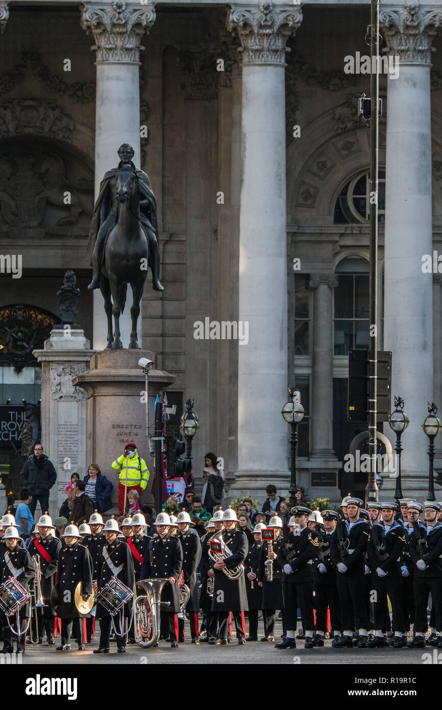 London, Großbritannien. 10 Nov, 2018. Bildung außerhalb der Bank - Der neue Oberbürgermeister (Peter Estlin, 691 St) war gestern vereidigt. Zu feiern, ist heute die jährliche Oberbürgermeister zeigen. Es schließt militärische Bands, vintage Busse, Dhol Schlagzeuger, ein Mähdrescher und einem riesigen nicken Hund in die drei Kilometer lange Prozession. Es vereint über 7.000 Menschen, 200 Pferde und 140 Motor und dampfbetriebene Fahrzeuge in einem Fall, der stammt aus dem 13. Jahrhundert. Die Oberbürgermeisterin der Stadt London Fahrten in den Gold Status Coach. Credit: Guy Bell/Alamy leben Nachrichten Stockfoto