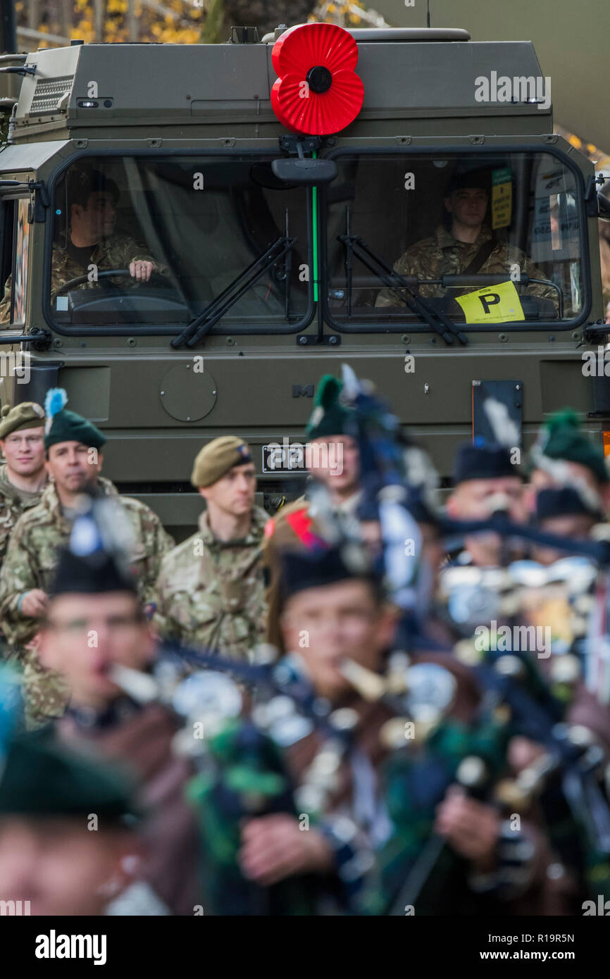 London, Großbritannien. 10 Nov, 2018. Die leichte Infanterie, der neue Oberbürgermeister (Peter Estlin, 691 St) war gestern vereidigt. Zu feiern, ist heute die jährliche Oberbürgermeister zeigen. Es schließt militärische Bands, vintage Busse, Dhol Schlagzeuger, ein Mähdrescher und einem riesigen nicken Hund in die drei Kilometer lange Prozession. Es vereint über 7.000 Menschen, 200 Pferde und 140 Motor und dampfbetriebene Fahrzeuge in einem Fall, der stammt aus dem 13. Jahrhundert. Die Oberbürgermeisterin der Stadt London Fahrten in den Gold Status Coach. Stockfoto