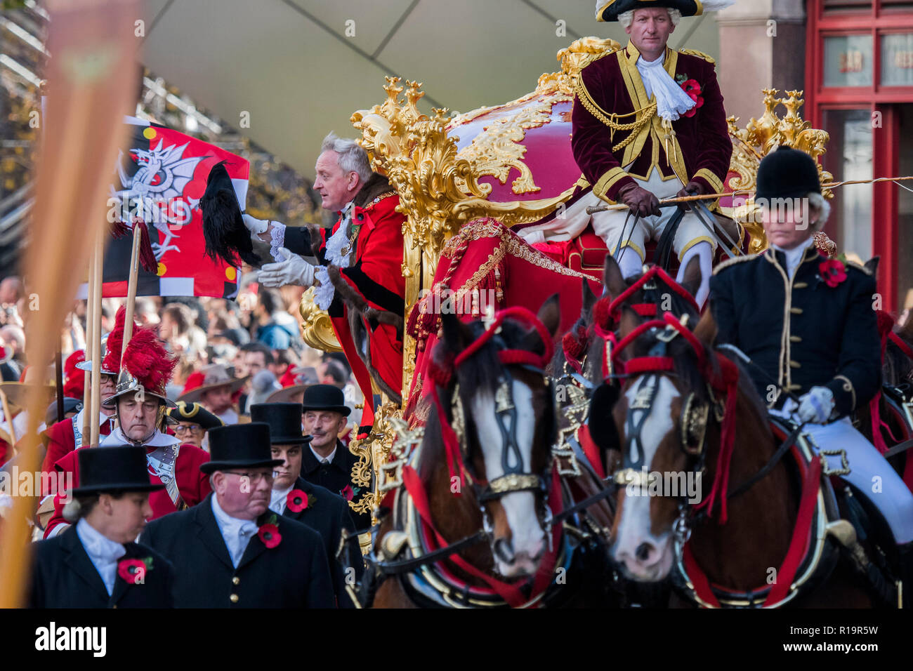 London, Großbritannien. 10 Nov, 2018. Der Bürgermeister in seiner goldenen Kutsche, der neue Oberbürgermeister (Peter Estlin, 691 St) war gestern vereidigt. Zu feiern, ist heute die jährliche Oberbürgermeister zeigen. Es schließt militärische Bands, vintage Busse, Dhol Schlagzeuger, ein Mähdrescher und einem riesigen nicken Hund in die drei Kilometer lange Prozession. Es vereint über 7.000 Menschen, 200 Pferde und 140 Motor und dampfbetriebene Fahrzeuge in einem Fall, der stammt aus dem 13. Jahrhundert. Die Oberbürgermeisterin der Stadt London Fahrten in den Gold Status Coach. Stockfoto