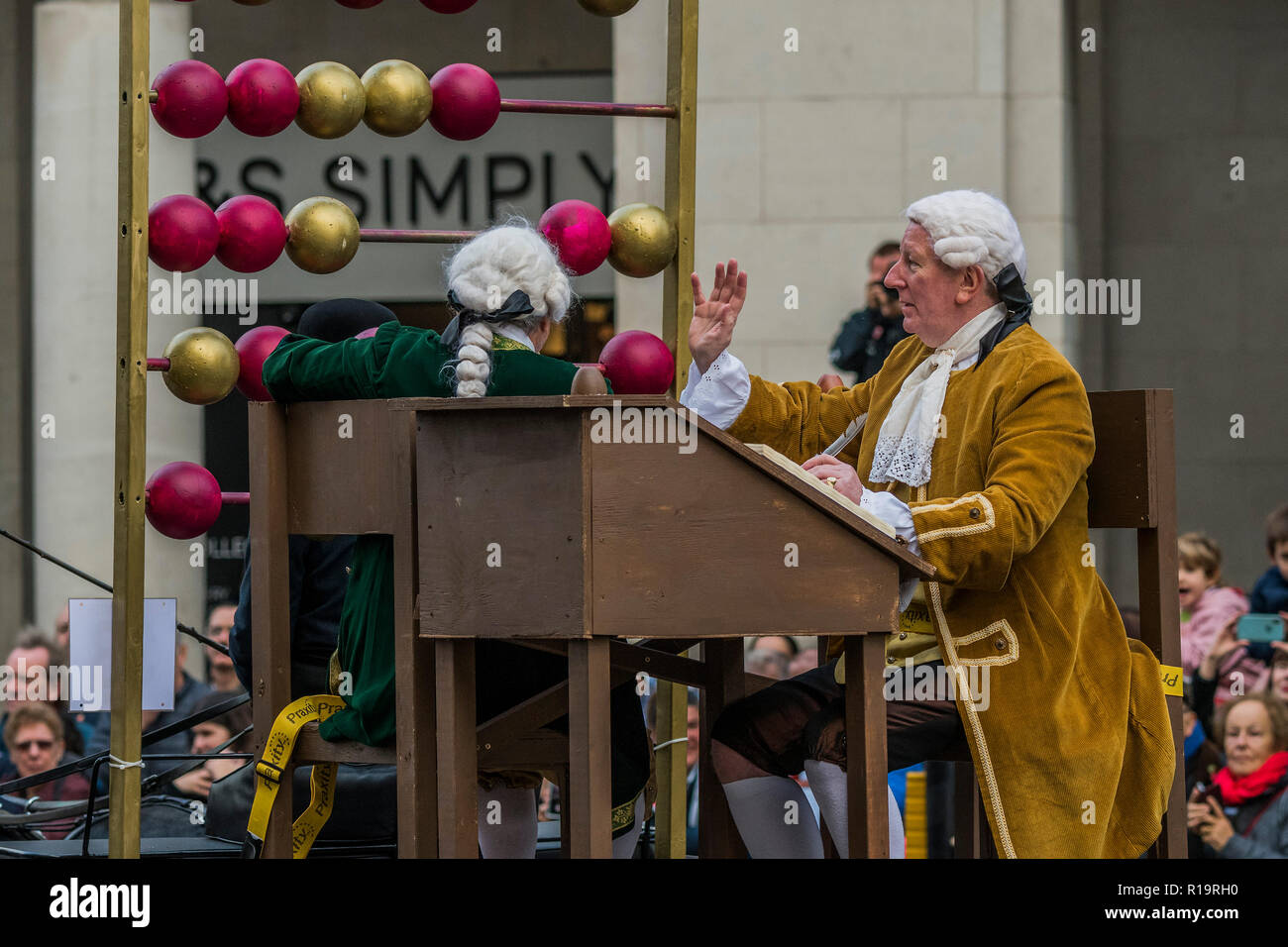 London, Großbritannien. 10 Nov, 2018. Der neue Oberbürgermeister (Peter Estlin, 691 St) war gestern vereidigt. Zu feiern, ist heute die jährliche Oberbürgermeister zeigen. Es schließt militärische Bands, vintage Busse, Dhol Schlagzeuger, ein Mähdrescher und einem riesigen nicken Hund in die drei Kilometer lange Prozession. Es vereint über 7.000 Menschen, 200 Pferde und 140 Motor und dampfbetriebene Fahrzeuge in einem Fall, der stammt aus dem 13. Jahrhundert. Die Oberbürgermeisterin der Stadt London Fahrten in den Gold Status Coach. Credit: Guy Bell/Alamy leben Nachrichten Stockfoto