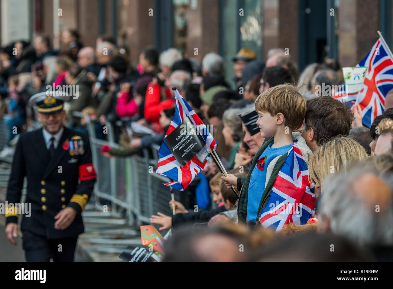 London, Großbritannien. 10 Nov, 2018. Der neue Oberbürgermeister (Peter Estlin, 691 St) war gestern vereidigt. Zu feiern, ist heute die jährliche Oberbürgermeister zeigen. Es schließt militärische Bands, vintage Busse, Dhol Schlagzeuger, ein Mähdrescher und einem riesigen nicken Hund in die drei Kilometer lange Prozession. Es vereint über 7.000 Menschen, 200 Pferde und 140 Motor und dampfbetriebene Fahrzeuge in einem Fall, der stammt aus dem 13. Jahrhundert. Die Oberbürgermeisterin der Stadt London Fahrten in den Gold Status Coach. Credit: Guy Bell/Alamy leben Nachrichten Stockfoto