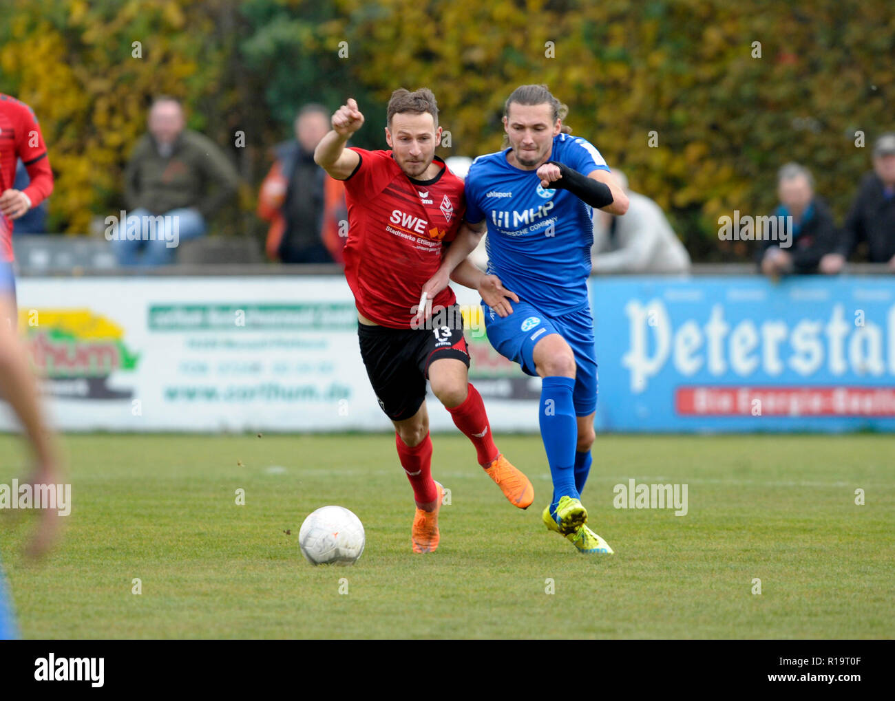 Deutschland. 10 Nov, 2018. Alexander Schoch (Spielberg) (links) im Vergleich mit der rechten Mijo Tunjic (Stuttgart). GES/fussball/Oberliga: SV Spielberg - SV Stuttgarter Kickers, 10.11.2018 - | Verwendung der weltweiten Kredit: dpa/Alamy leben Nachrichten Stockfoto