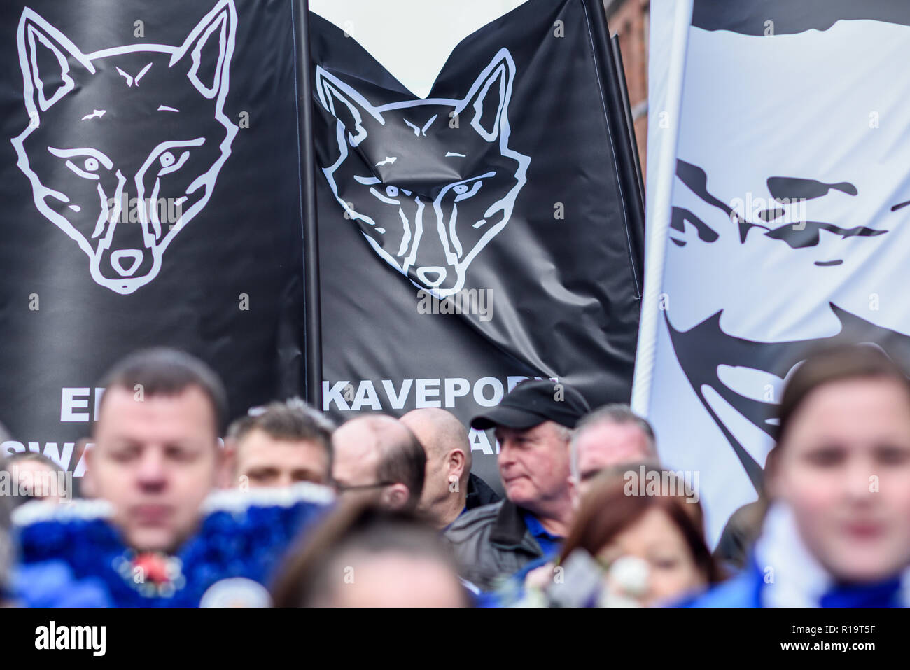 Leicester, Großbritannien. 10. November 2018. Leicester City FC-Fans und Fans anderer Vereine sind würdigen, Vorsitzender Vichai Srivaddhanaprabha, der unter fünf Menschen in der Absturz eines Hubschraubers außerhalb des Stadions am 27. Oktober getötet wurde. Tausende nahmen Teil von Jubilee Square nur über 1,6 km zu Fuß zum King Power Stadion. Credit: Ian Francis/Alamy leben Nachrichten Stockfoto