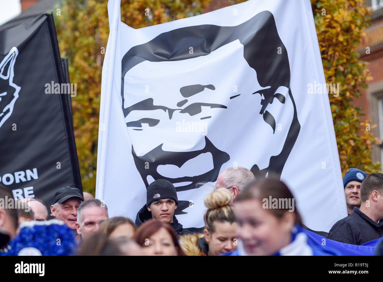 Leicester, Großbritannien. 10. November 2018. Leicester City FC-Fans und Fans anderer Vereine sind würdigen, Vorsitzender Vichai Srivaddhanaprabha, der unter fünf Menschen in der Absturz eines Hubschraubers außerhalb des Stadions am 27. Oktober getötet wurde. Tausende nahmen Teil von Jubilee Square nur über 1,6 km zu Fuß zum King Power Stadion. Credit: Ian Francis/Alamy leben Nachrichten Stockfoto