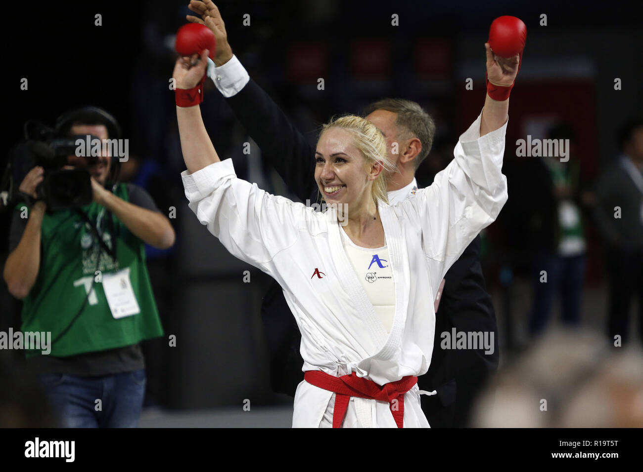 Madrid, Madrid, Spanien. 10 Nov, 2018. Griechische Karateka Eleni Chatziliadou gesehen Feiern nach dem Sieg über die japanischen Karateka Ayumi Uekusa während des Kumite Weiblich 68 kg Finale des 24. Karate Weltmeisterschaften am WiZink Zentrum in Madrid. Credit: Manu Reino/SOPA Images/ZUMA Draht/Alamy leben Nachrichten Stockfoto