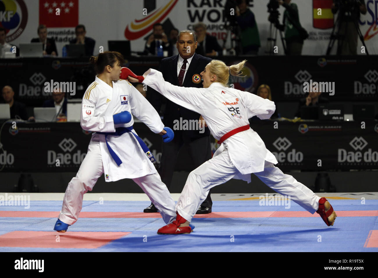 Madrid, Madrid, Spanien. 10 Nov, 2018. Japanische Karateka Ayumi Uekusa gesehen kämpfen mit griechischen Karateka Eleni Chatziliadou Für die Goldmedaille im Kumite Weiblich 68 kg Finale des 24. Karate Weltmeisterschaften am WiZink Zentrum in Madrid zu konkurrieren. Credit: Manu Reino/SOPA Images/ZUMA Draht/Alamy leben Nachrichten Stockfoto