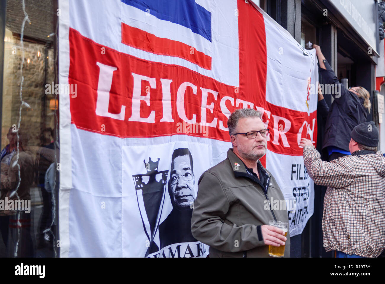 Leicester, Großbritannien. 10. November 2018. Leicester City FC-Fans und Fans anderer Vereine sind würdigen, Vorsitzender Vichai Srivaddhanaprabha, der unter fünf Menschen in der Absturz eines Hubschraubers außerhalb des Stadions am 27. Oktober getötet wurde. Tausende nahmen Teil von Jubilee Square nur über 1,6 km zu Fuß zum King Power Stadion. Credit: Ian Francis/Alamy leben Nachrichten Stockfoto