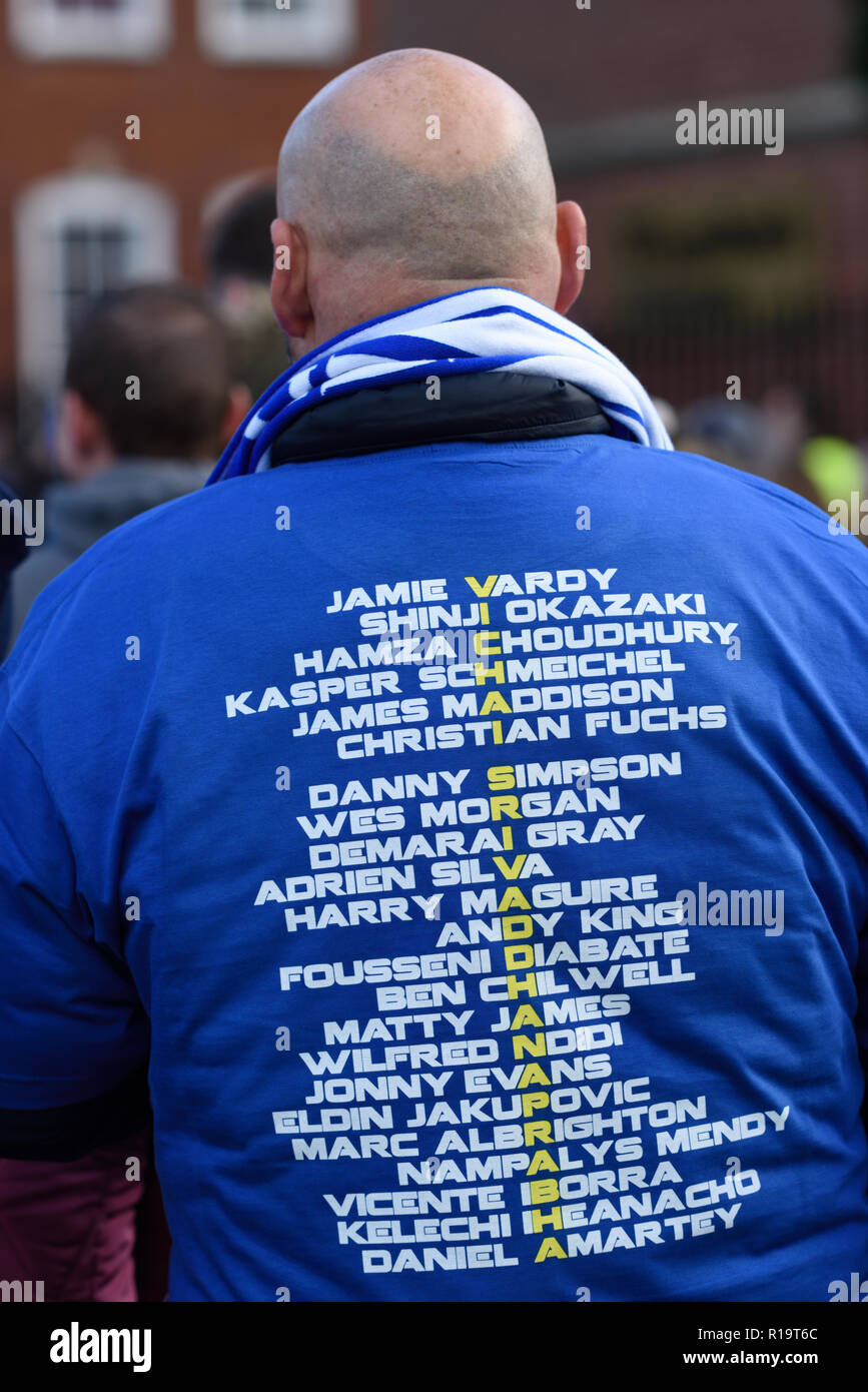 Leicester, Großbritannien. 10. November 2018. Leicester City FC-Fans und Fans anderer Vereine sind würdigen, Vorsitzender Vichai Srivaddhanaprabha, der unter fünf Menschen in der Absturz eines Hubschraubers außerhalb des Stadions am 27. Oktober getötet wurde. Tausende nahmen Teil von Jubilee Square nur über 1,6 km zu Fuß zum King Power Stadion. Credit: Ian Francis/Alamy leben Nachrichten Stockfoto