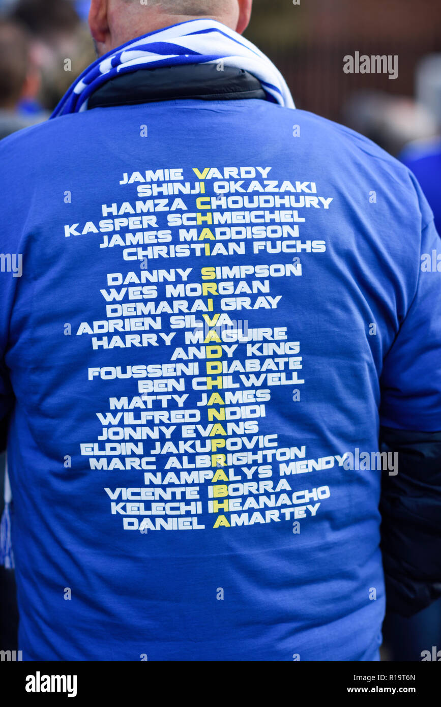 Leicester, Großbritannien. 10. November 2018. Leicester City FC-Fans und Fans anderer Vereine sind würdigen, Vorsitzender Vichai Srivaddhanaprabha, der unter fünf Menschen in der Absturz eines Hubschraubers außerhalb des Stadions am 27. Oktober getötet wurde. Tausende nahmen Teil von Jubilee Square nur über 1,6 km zu Fuß zum King Power Stadion. Credit: Ian Francis/Alamy leben Nachrichten Stockfoto