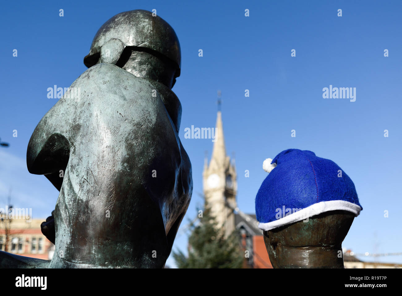 Leicester, Großbritannien. 10. November 2018. Leicester City FC-Fans und Fans anderer Vereine sind würdigen, Vorsitzender Vichai Srivaddhanaprabha, der unter fünf Menschen in der Absturz eines Hubschraubers außerhalb des Stadions am 27. Oktober getötet wurde. Tausende nahmen Teil von Jubilee Square nur über 1,6 km zu Fuß zum King Power Stadion. Credit: Ian Francis/Alamy leben Nachrichten Stockfoto
