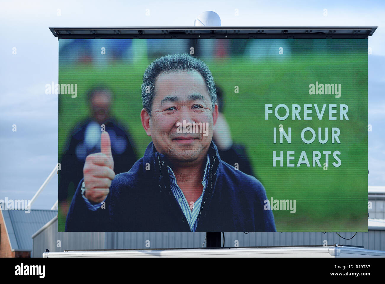 Leicester, Großbritannien. 10. November 2018. Leicester City FC-Fans und Fans anderer Vereine sind würdigen, Vorsitzender Vichai Srivaddhanaprabha, der unter fünf Menschen in der Absturz eines Hubschraubers außerhalb des Stadions am 27. Oktober getötet wurde. Tausende nahmen Teil von Jubilee Square nur über 1,6 km zu Fuß zum King Power Stadion. Credit: Ian Francis/Alamy leben Nachrichten Stockfoto