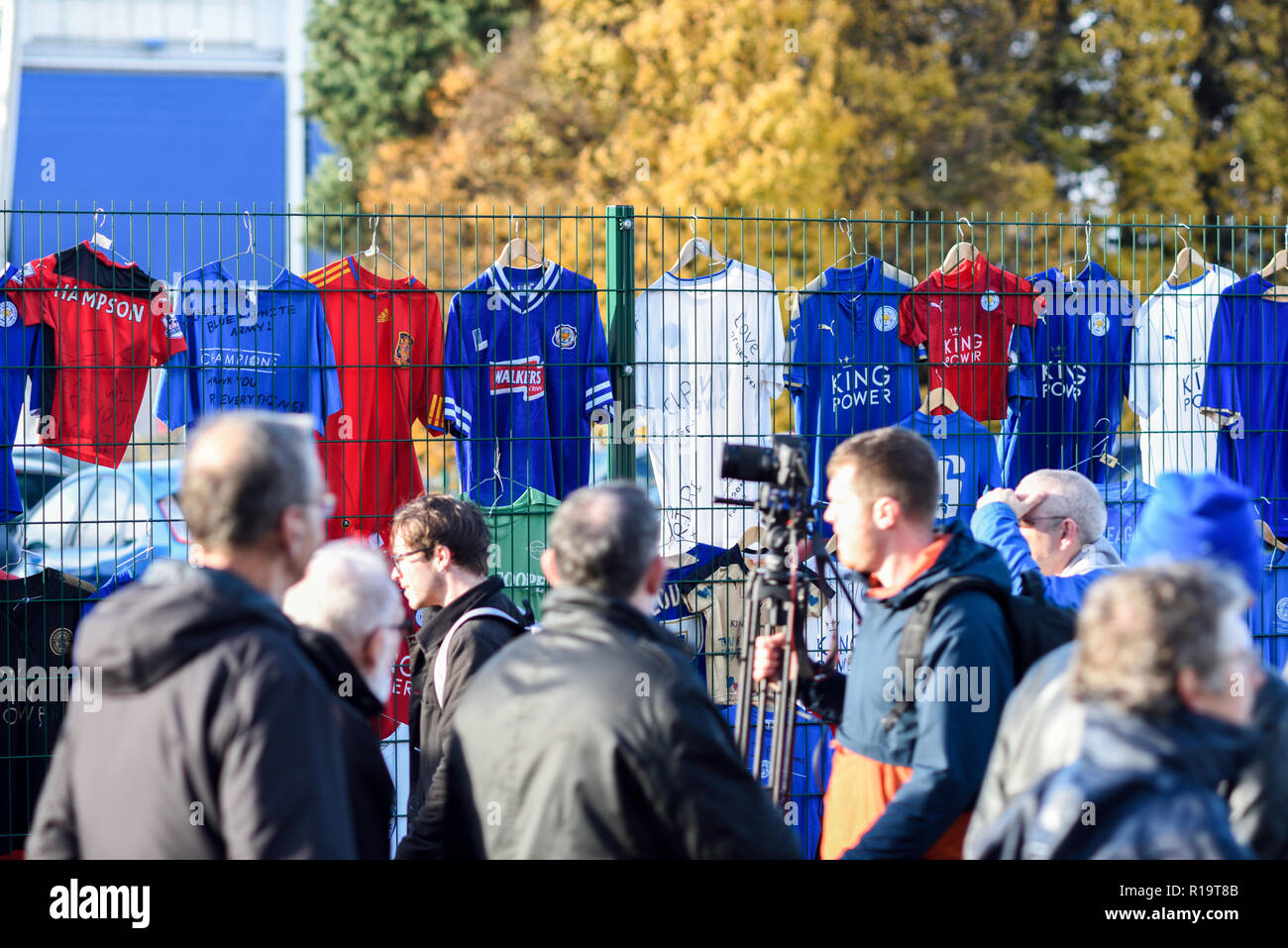 Leicester, Großbritannien. 10. November 2018. Leicester City FC-Fans und Fans anderer Vereine sind würdigen, Vorsitzender Vichai Srivaddhanaprabha, der unter fünf Menschen in der Absturz eines Hubschraubers außerhalb des Stadions am 27. Oktober getötet wurde. Tausende nahmen Teil von Jubilee Square nur über 1,6 km zu Fuß zum King Power Stadion. Credit: Ian Francis/Alamy leben Nachrichten Stockfoto