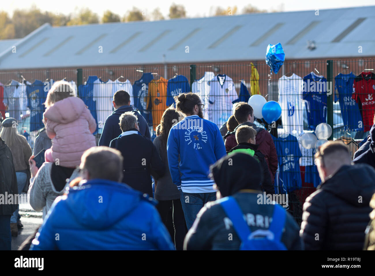 Leicester, Großbritannien. 10. November 2018. Leicester City FC-Fans und Fans anderer Vereine sind würdigen, Vorsitzender Vichai Srivaddhanaprabha, der unter fünf Menschen in der Absturz eines Hubschraubers außerhalb des Stadions am 27. Oktober getötet wurde. Tausende nahmen Teil von Jubilee Square nur über 1,6 km zu Fuß zum King Power Stadion. Credit: Ian Francis/Alamy leben Nachrichten Stockfoto