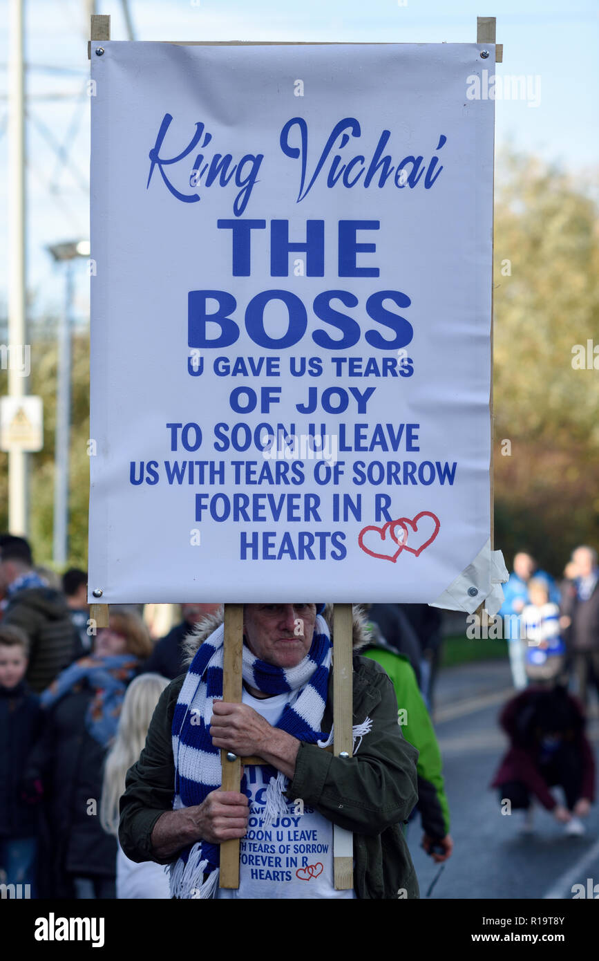 Leicester, Großbritannien. 10. November 2018. Leicester City FC-Fans und Fans anderer Vereine sind würdigen, Vorsitzender Vichai Srivaddhanaprabha, der unter fünf Menschen in der Absturz eines Hubschraubers außerhalb des Stadions am 27. Oktober getötet wurde. Tausende nahmen Teil von Jubilee Square nur über 1,6 km zu Fuß zum King Power Stadion. Credit: Ian Francis/Alamy leben Nachrichten Stockfoto