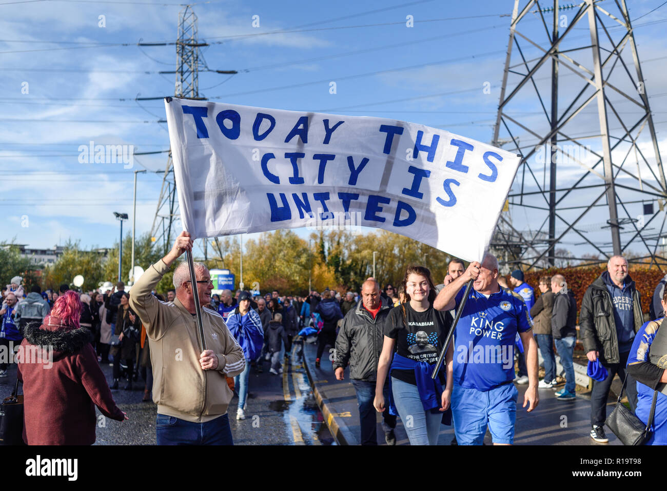 Leicester, Großbritannien. 10. November 2018. Leicester City FC-Fans und Fans anderer Vereine sind würdigen, Vorsitzender Vichai Srivaddhanaprabha, der unter fünf Menschen in der Absturz eines Hubschraubers außerhalb des Stadions am 27. Oktober getötet wurde. Tausende nahmen Teil von Jubilee Square nur über 1,6 km zu Fuß zum King Power Stadion. Credit: Ian Francis/Alamy leben Nachrichten Stockfoto
