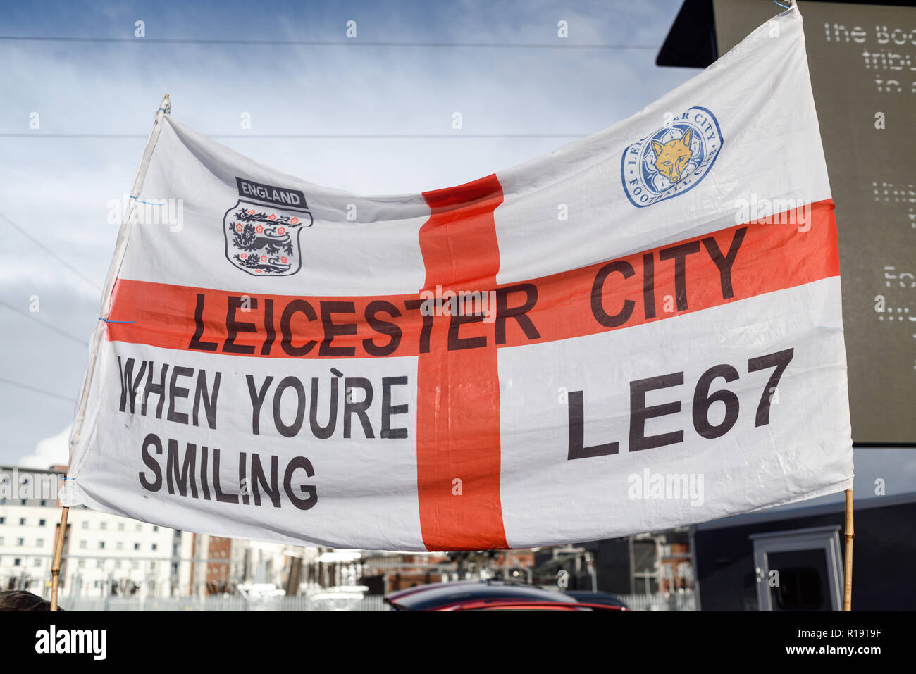 Leicester, Großbritannien. 10. November 2018. Leicester City FC-Fans und Fans anderer Vereine sind würdigen, Vorsitzender Vichai Srivaddhanaprabha, der unter fünf Menschen in der Absturz eines Hubschraubers außerhalb des Stadions am 27. Oktober getötet wurde. Tausende nahmen Teil von Jubilee Square nur über 1,6 km zu Fuß zum King Power Stadion. Credit: Ian Francis/Alamy leben Nachrichten Stockfoto