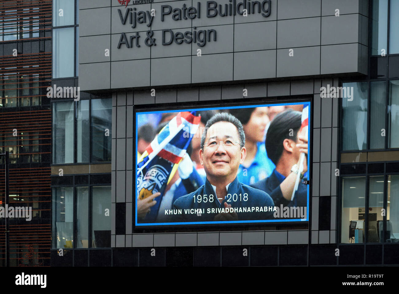 Leicester, Großbritannien. 10. November 2018. Leicester City FC-Fans und Fans anderer Vereine sind würdigen, Vorsitzender Vichai Srivaddhanaprabha, der unter fünf Menschen in der Absturz eines Hubschraubers außerhalb des Stadions am 27. Oktober getötet wurde. Tausende nahmen Teil von Jubilee Square nur über 1,6 km zu Fuß zum King Power Stadion. Credit: Ian Francis/Alamy leben Nachrichten Stockfoto