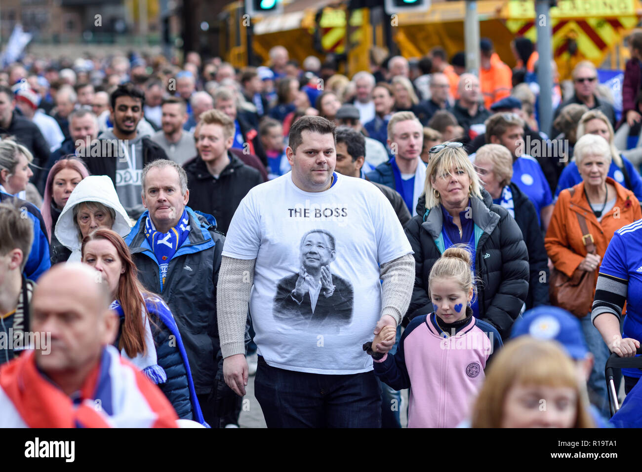 Leicester, Großbritannien. 10. November 2018. Leicester City FC-Fans und Fans anderer Vereine sind würdigen, Vorsitzender Vichai Srivaddhanaprabha, der unter fünf Menschen in der Absturz eines Hubschraubers außerhalb des Stadions am 27. Oktober getötet wurde. Tausende nahmen Teil von Jubilee Square nur über 1,6 km zu Fuß zum King Power Stadion. Credit: Ian Francis/Alamy leben Nachrichten Stockfoto
