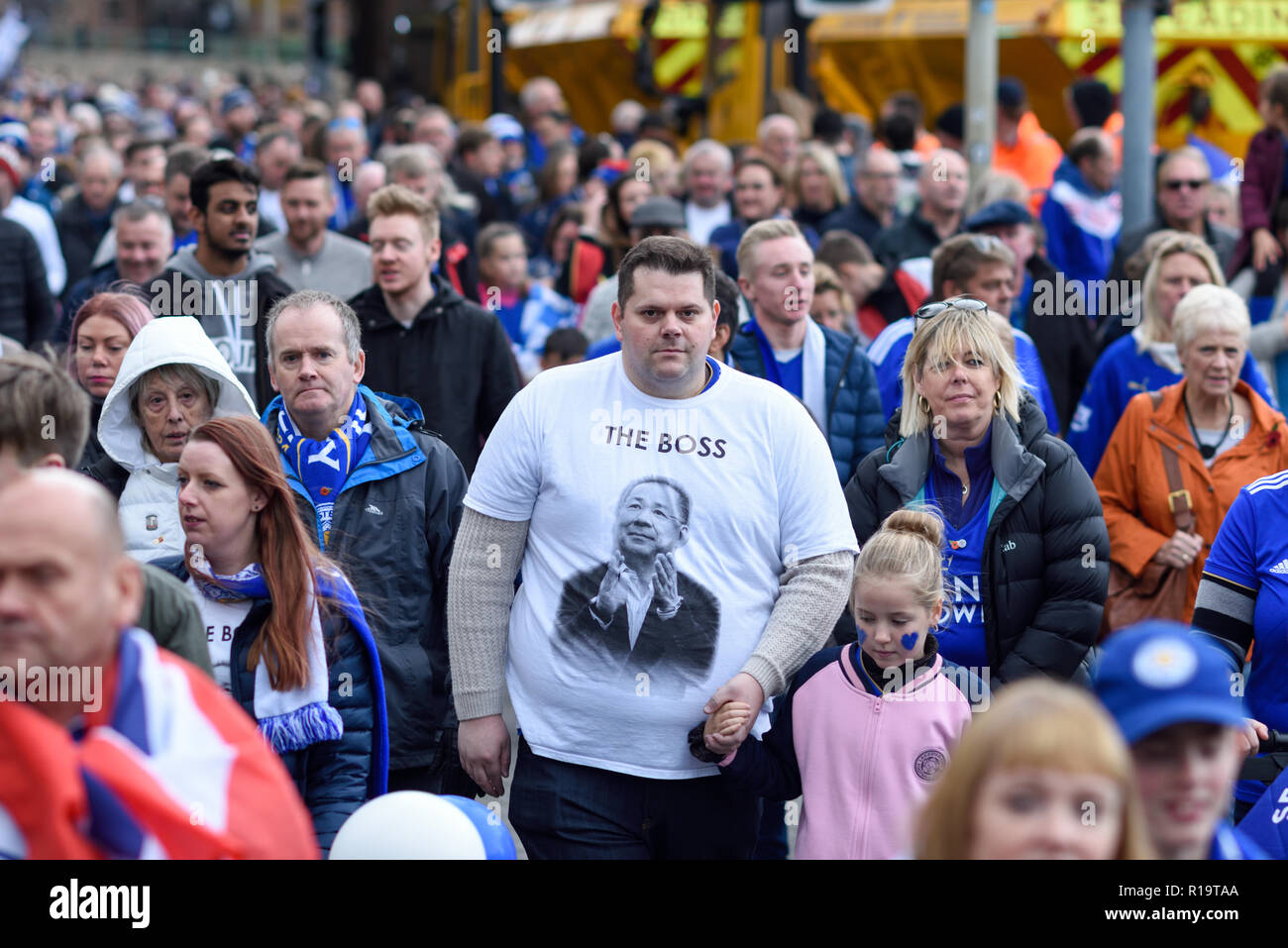Leicester, Großbritannien. 10. November 2018. Leicester City FC-Fans und Fans anderer Vereine sind würdigen, Vorsitzender Vichai Srivaddhanaprabha, der unter fünf Menschen in der Absturz eines Hubschraubers außerhalb des Stadions am 27. Oktober getötet wurde. Tausende nahmen Teil von Jubilee Square nur über 1,6 km zu Fuß zum King Power Stadion. Credit: Ian Francis/Alamy leben Nachrichten Stockfoto