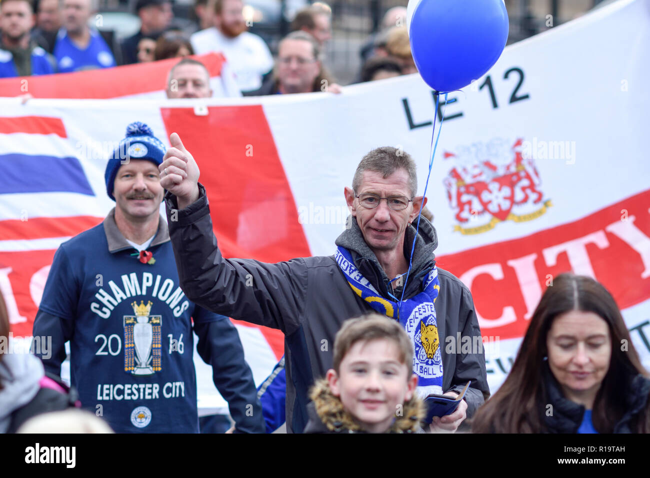 Leicester, Großbritannien. 10. November 2018. Leicester City FC-Fans und Fans anderer Vereine sind würdigen, Vorsitzender Vichai Srivaddhanaprabha, der unter fünf Menschen in der Absturz eines Hubschraubers außerhalb des Stadions am 27. Oktober getötet wurde. Tausende nahmen Teil von Jubilee Square nur über 1,6 km zu Fuß zum King Power Stadion. Credit: Ian Francis/Alamy leben Nachrichten Stockfoto