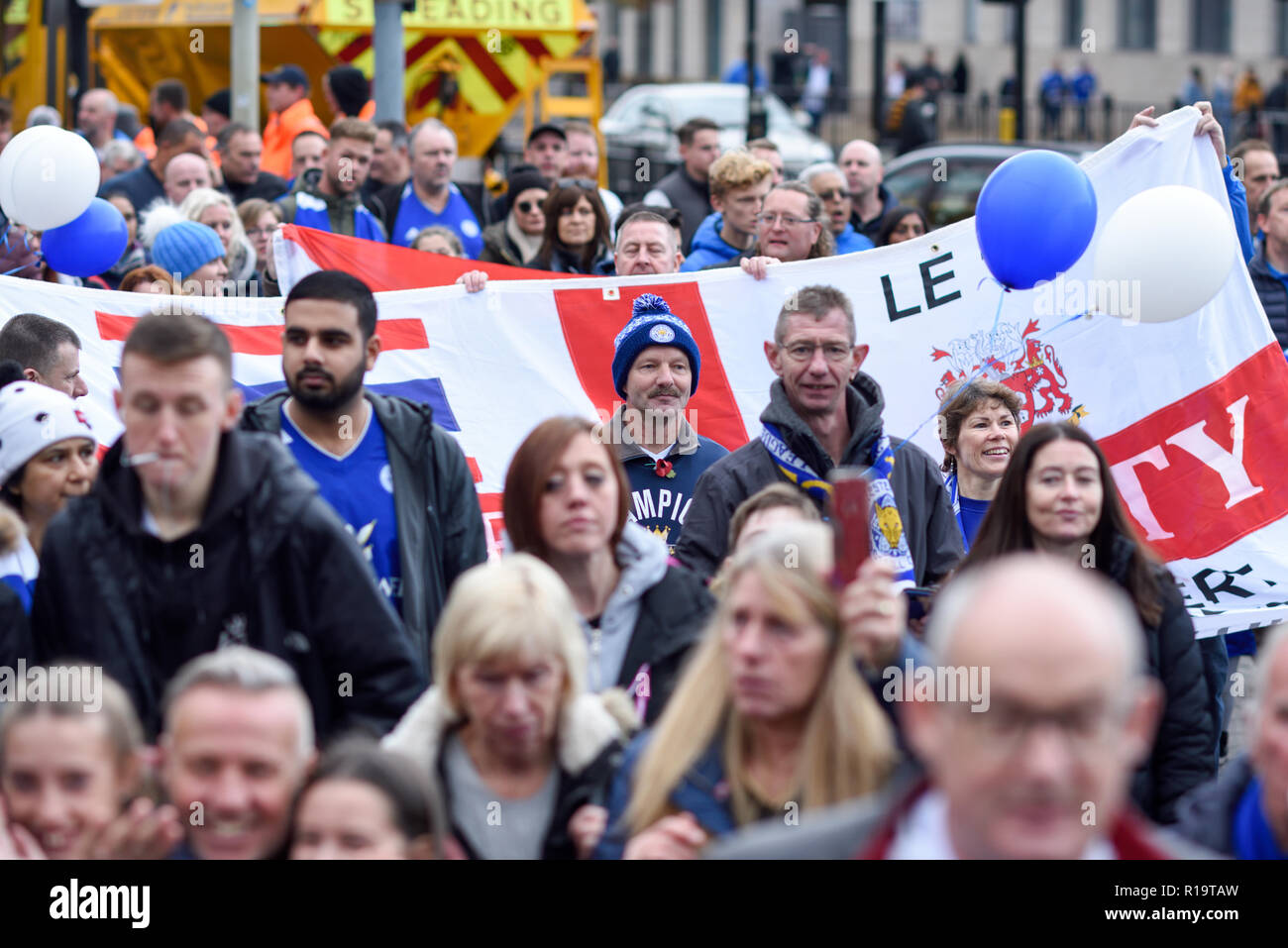 Leicester, Großbritannien. 10. November 2018. Leicester City FC-Fans und Fans anderer Vereine sind würdigen, Vorsitzender Vichai Srivaddhanaprabha, der unter fünf Menschen in der Absturz eines Hubschraubers außerhalb des Stadions am 27. Oktober getötet wurde. Tausende nahmen Teil von Jubilee Square nur über 1,6 km zu Fuß zum King Power Stadion. Credit: Ian Francis/Alamy leben Nachrichten Stockfoto