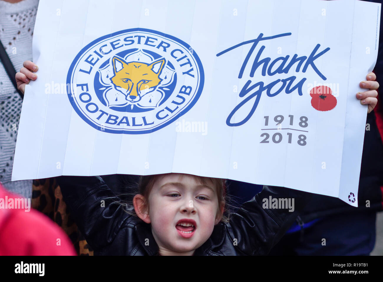Leicester, Großbritannien. 10. November 2018. Leicester City FC-Fans und Fans anderer Vereine sind würdigen, Vorsitzender Vichai Srivaddhanaprabha, der unter fünf Menschen in der Absturz eines Hubschraubers außerhalb des Stadions am 27. Oktober getötet wurde. Tausende nahmen Teil von Jubilee Square nur über 1,6 km zu Fuß zum King Power Stadion. Credit: Ian Francis/Alamy leben Nachrichten Stockfoto
